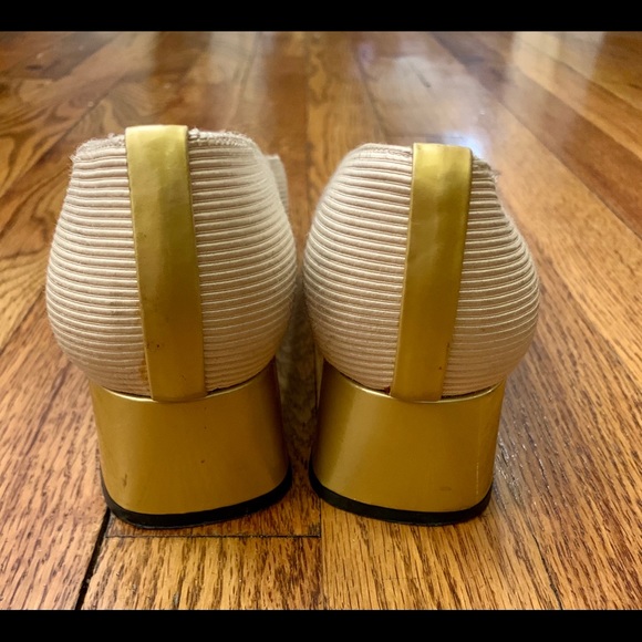 STUART WEITZMAN off-white, 2” gold heels. - Picture 1 of 4